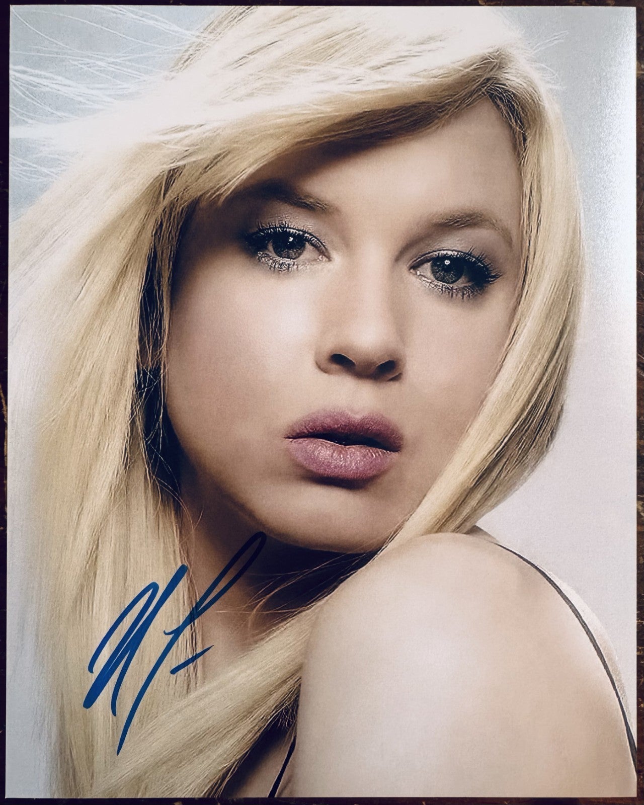 Renee Zellweger Signed Autographed Signature 8x10 Matte Photograph COA