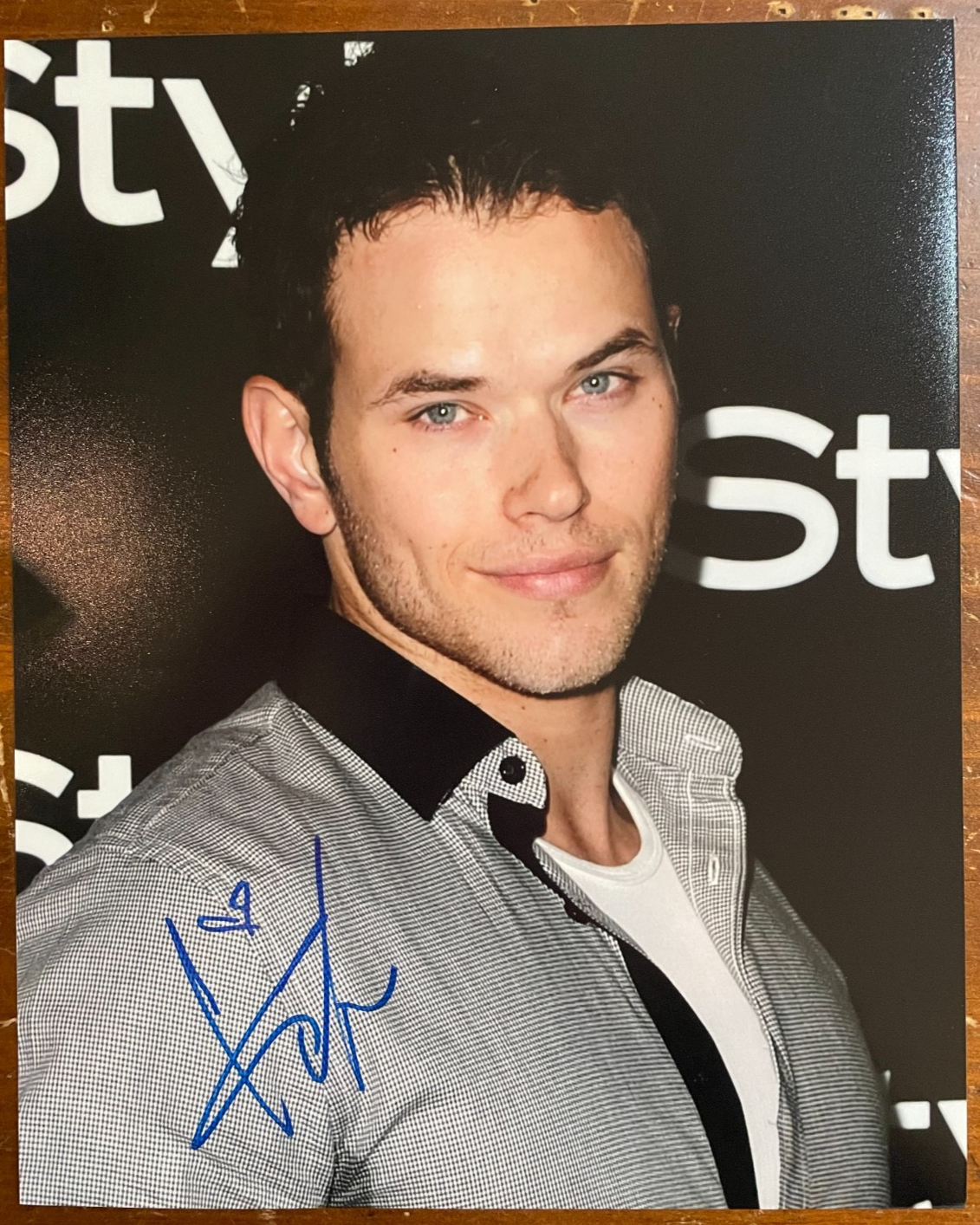 Kellan Lutz Signed Autograph Signature 8x10 Color Glossy Photograph Twilight