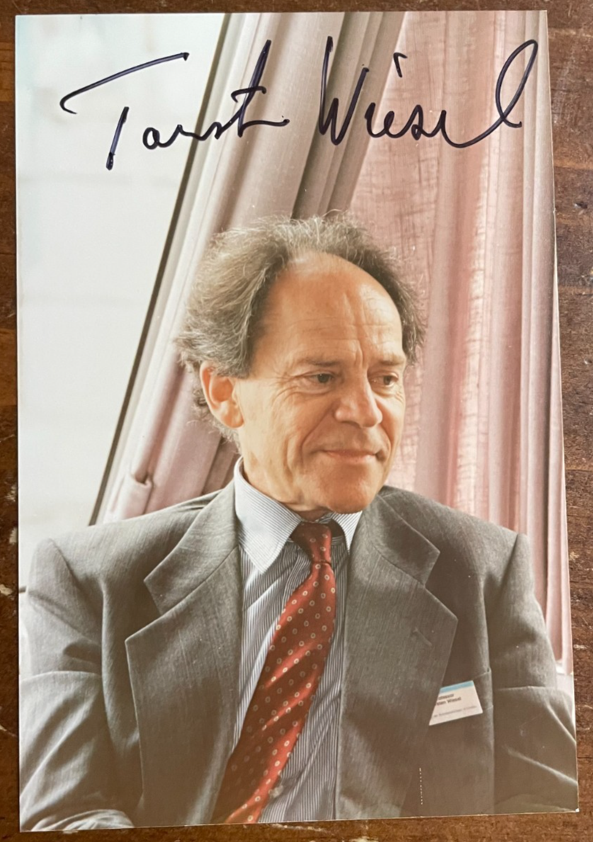 Torsten Nils Wiesel Signed Autograph Signature 5.25x3.5 Color Photo Noble Prize